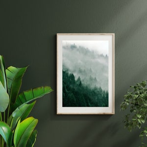 Poster Wald, Bild Wald im Nebel, Wald Foto, Berg Poster, grüne Waldwanddekoration, Landschaft Gebirge, großes vertikales Wandposter Bild 1