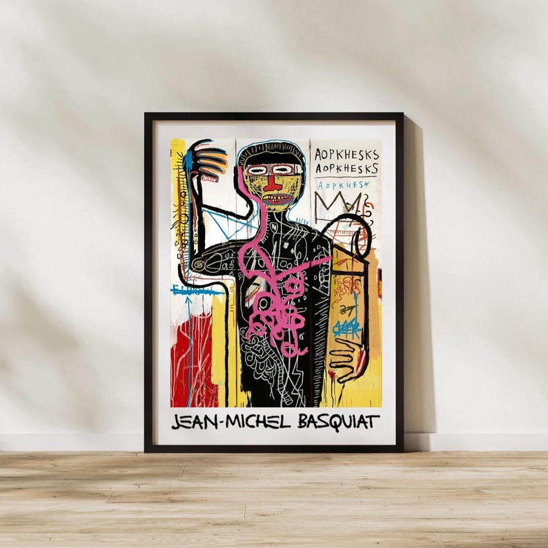 Puede incluir: Impresi&oacute;n art&iacute;stica enmarcada que presenta una obra de arte colorida de Jean-Michel Basquiat. La impresi&oacute;n muestra una figura con un contorno negro, una estructura interna rosa y un fondo amarillo. El nombre del artista est&aacute; impreso en la parte inferior.