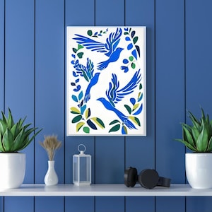 Puede incluir: Una impresión enmarcada con fondo blanco que presenta un diseño estilizado de pájaros azules y hojas verdes.