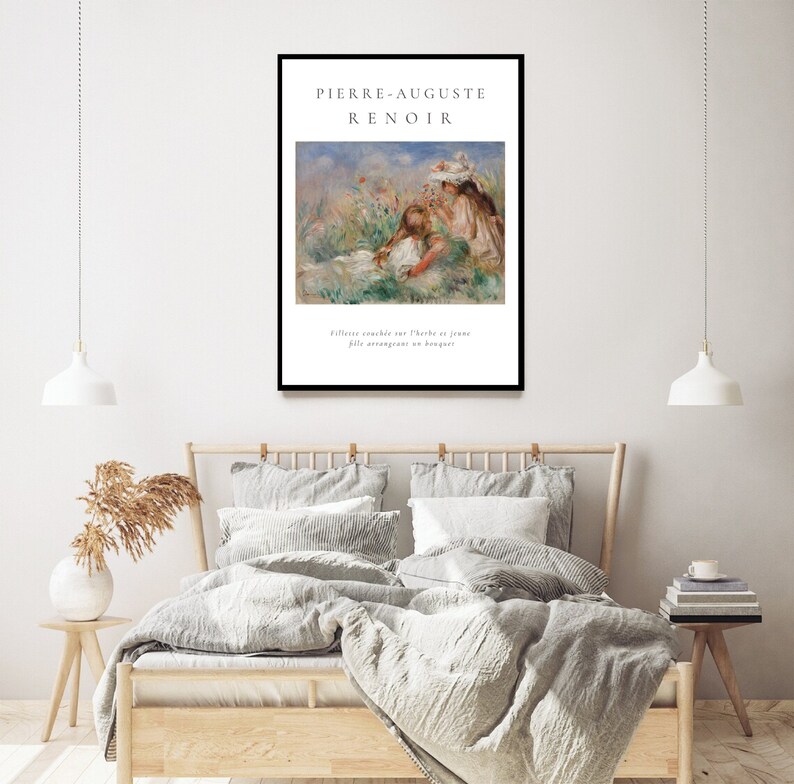 Puede incluir: Una impresi&oacute;n art&iacute;stica enmarcada que presenta una pintura de Pierre-Auguste Renoir. La obra de arte representa dos figuras en un campo de flores. El texto en la parte superior dice "PIERRE-AUGUSTE RENOIR" y el texto en la parte inferior dice "filles couch&eacute;es sur l'herbe et jeune fille arrangeant un bouquet."