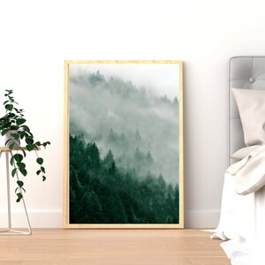 Poster Wald, Bild Wald im Nebel, Wald Foto, Berg Poster, grüne Waldwanddekoration, Landschaft Gebirge, großes vertikales Wandposter Bild 7