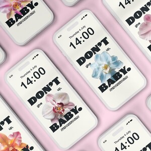 Puede incluir: Varias maquetas de teléfonos inteligentes blancos con un fondo rosa. Cada teléfono muestra un gráfico en blanco y negro con el texto "DON'T give up, BABY." y una orquídea de color diferente. La hora en el teléfono muestra las 14:00.