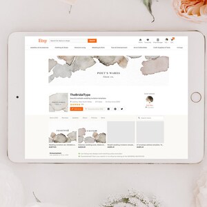 Pu&ograve; includere: Annuncio Etsy per The Bridal Type, un modello di invito di nozze digitale. L'annuncio presenta uno sfondo ad acquerello con il testo "The Bridal Type" e una valutazione a cinque stelle. Il nome del negozio &egrave; Poet's Wares.