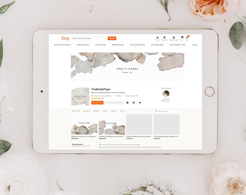 Pu&ograve; includere: Annuncio Etsy per The Bridal Type, un modello di invito di nozze digitale. L'annuncio presenta uno sfondo ad acquerello con il testo "The Bridal Type" e una valutazione a cinque stelle. Il nome del negozio &egrave; Poet's Wares.