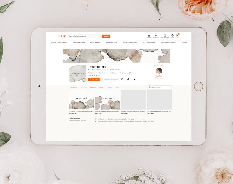 Pu&ograve; includere: Pagina del negozio Etsy per TheBridalType, con modelli di invito di nozze ispirati all'acquerello. Il negozio offre una variet&agrave; di design, tra cui opzioni riservate e personalizzate. La foto del profilo del proprietario del negozio &egrave; visibile nell'angolo in alto a destra.