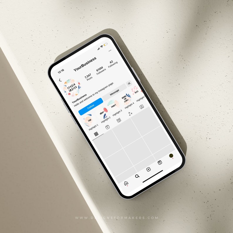 K&ouml;nnte beinhalten: Ein Screenshot eines Mobiltelefons, auf dem eine Instagram-Profilseite f&uuml;r ein Unternehmen namens "YourBusiness" angezeigt wird. Das Profil hat 610 Millionen Follower und 7.347 Beitr&auml;ge. Das Profilbild ist eine farbenfrohe Illustration einer Blume mit dem Text "Studio Tailor" darin. Die Profilseite enth&auml;lt einen "Folgen"-Button, einen "Nachricht"-Button und ein Raster aus neun Quadraten mit Highlights.