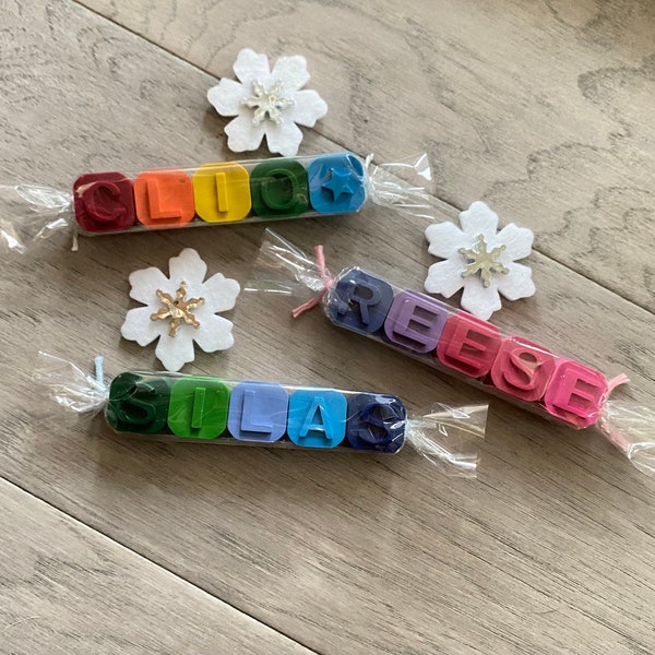 Mini crayones de colores arcoíris con nombre para niños, ideal para rellenar la bota navideña. Regalo personalizado de CrayonsRecycled.