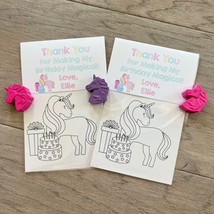 Op de afbeelding: Twee bedankkaartjes met een kleurplaat van een eenhoorn en een eenhoorn-kleurpotlood. De kaartjes zeggen "Bedankt voor het magisch maken van mijn verjaardag! Liefs, Ellie".