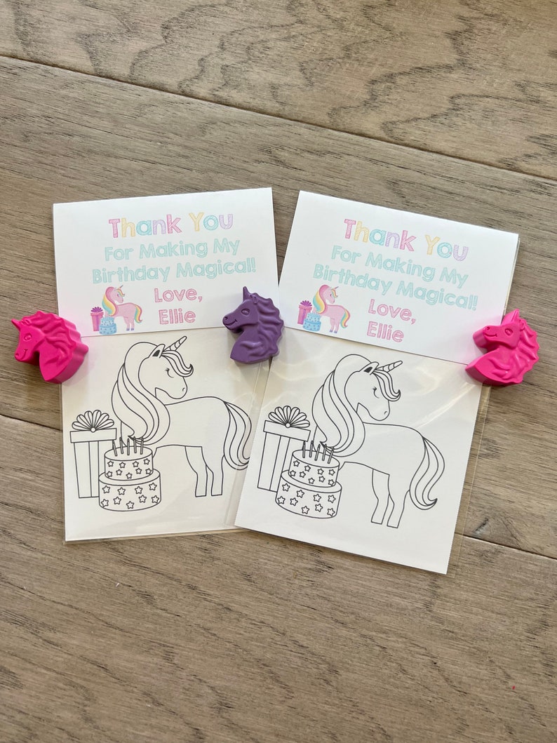 Op de afbeelding: Twee bedankkaartjes met een kleurplaat van een eenhoorn en een eenhoorn-kleurpotlood. De kaartjes zeggen "Bedankt voor het magisch maken van mijn verjaardag! Liefs, Ellie".