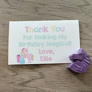 Op de afbeelding: Een bedankkaartje met een eenhoorn en cadeautjes, met de tekst "Thank You For Making My Birthday Magical! Love, Ellie".