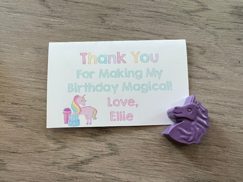Op de afbeelding: Een bedankkaartje met een eenhoorn en cadeautjes, met de tekst "Thank You For Making My Birthday Magical! Love, Ellie".