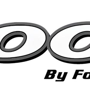 Peut inclure: Logo "r-pod" en blanc avec un contour gris et un effet 3D. En dessous, le texte "By Forest River" est écrit dans une police simple sans-serif. Le design est épuré et moderne.