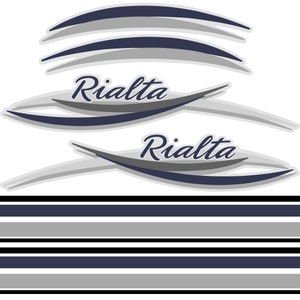 Könnte beinhalten: Fahrzeugaufkleber-Set mit dem Wort "Rialta" in einer stilisierten Schriftart, begleitet von geschwungenen, geschichteten Designs in Blau, Grau und Weiß. Zusätzliche horizontale Streifen in der gleichen Farbpalette sind ebenfalls enthalten.