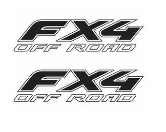 Könnte beinhalten: Zwei schwarz-weiße FX4 OFF ROAD Aufkleber. Der Text "FX4" ist in einer fetten, stilisierten Schriftart gehalten, wobei die "4" etwas größer ist. Die Worte "OFF ROAD" stehen in einer kleineren, umrandeten Schrift darunter.