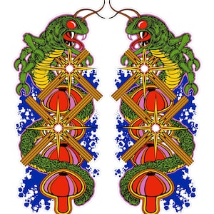 Puede incluir: Ilustración simétrica con dos criaturas verdes con aspecto de insecto, con ojos y lenguas rojas, sobre un fondo de estrellas estilizadas, formas rojas y rosas y acentos azules. El diseño tiene una estética retro de cómic.