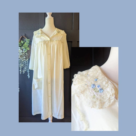 Vintage 1960's Pale Yellow Nightgown or Housecoat… - image 1