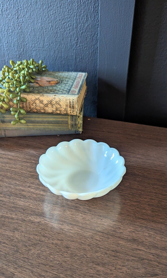 Vintage Milk Glass Swirl Trinket Bowl, Vintage Mil