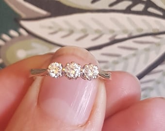 170Q vintage diamond trilogy 0.36ct 9ct gold ring size M ( can be resized)