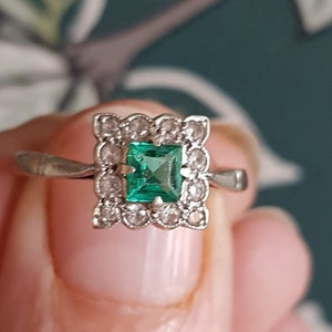 221Q Art Deco 9ct gold & platinum Faux emerald PASTE square set ring size N.5 with real quartz stones