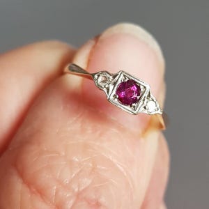Art Deco-ring med rubin och diamanter: 9 karat guld och platina, storlek O