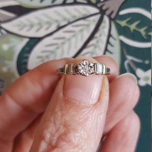 19E Lovely art deco 9ct gold platinum diamond ring size L unusual design