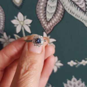 134E vintage 1978 Art Deco STYLE 18ct gold diamond sapphire daisy cluster ring size M.5