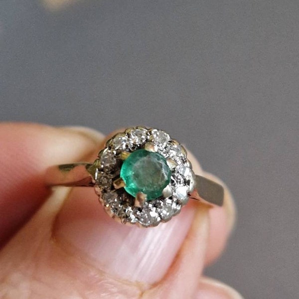 446E an Art Deco STYLE vintage 1985 emerald daisy cluster diamond 9ct gold ring size L/6