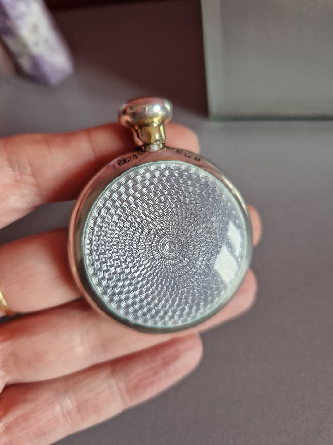 アンティーク スターリングシルバー ギョーシェエナメル 香水瓶 - 1919