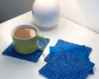 Posavasos de tela azul brillante: juego de 4 posavasos reversibles con diseño batik de lunares para el hogar y la oficina, ideal como regalo de inauguración de la casa y para el Día del Padre.