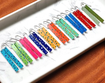 Variedad de coloridos pendientes de aluminio y titanio con divertidos estampados de lunares, ligeros e hipoalergénicos, de gran longitud.