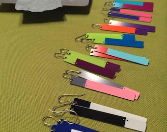 Pendientes largos asimétricos con colores y diseño atrevidos, cómodos y ligeros pendientes colgantes sin níquel.