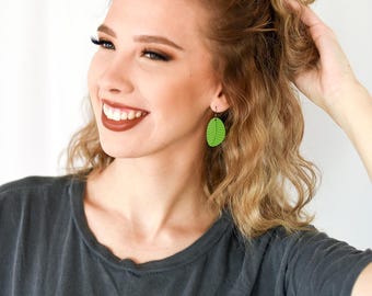Pendientes hipoalergénicos con forma de hoja: pendientes colgantes de colores vivos para mujeres con orejas sensibles, un regalo inspirado en la naturaleza.