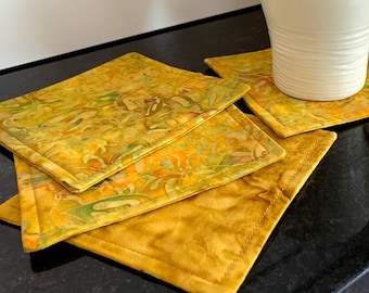 Juego de 4 posavasos de tela: posavasos batik cuadrados de doble cara, decoración de mesa otoñal, posavasos de tela con flores amarillas, regalo de inauguración de la casa.