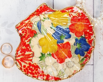 Trinket Dish in a Japanese Floral Design: Seashell Jewellery Tray