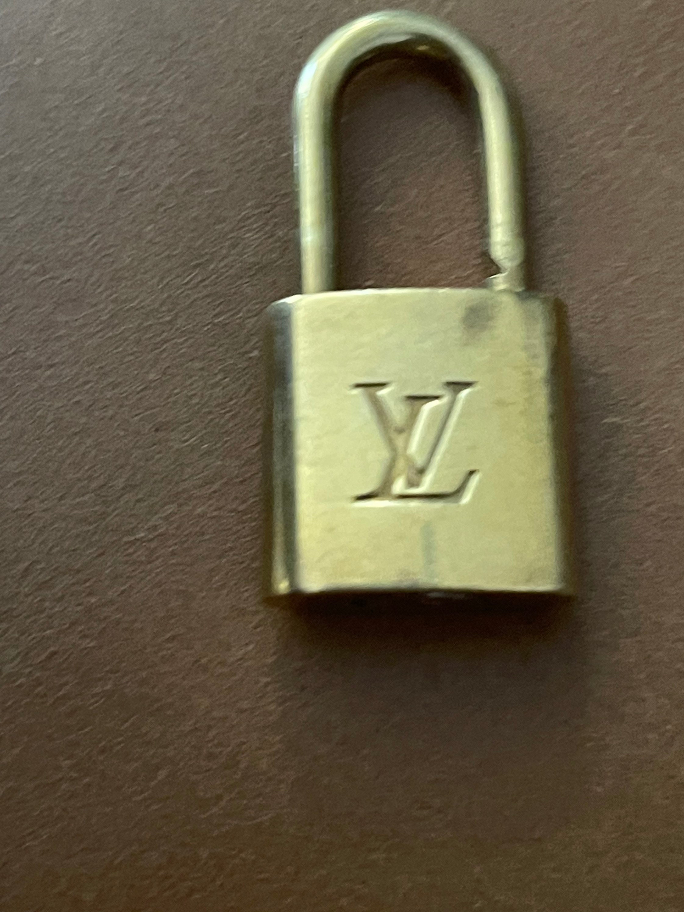 GOLD LOUIS VUITTON LOCK VINTAGE NECKLACE – Dchandi