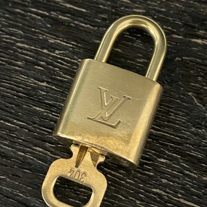 Réplica de Louis Vuitton Lockit collar con candado y llaves