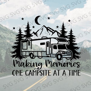 Könnte beinhalten: Schwarz-weiße Silhouette eines Wohnmobils, das durch eine Berglandschaft mit Bäumen und Sternen fährt. Der Text "Making Memories One Campsite At A Time" befindet sich unter dem Wohnmobil.