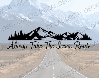Peut inclure: Silhouette noire et blanche de montagnes et d'arbres avec le texte "Always Take The Scenic Route" en dessous. Les montagnes sont devant une image floue d'une route.