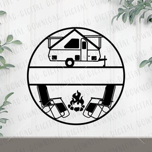 Op de afbeelding: Zwarte en witte silhouet van een camper, twee stoelen en een kampvuur in een cirkel. De camper heeft een opklapbaar dak. De stoelen zijn naar het kampvuur gericht.
