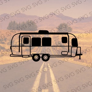 Peut inclure: Une silhouette noire et blanche d'une caravane vintage sur une route avec une chaîne de montagnes en arrière-plan.