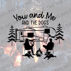 Pode incluir: Ilustração em silhueta preto e branco de uma autocaravana, duas pessoas sentadas em cadeiras e dois cães. O texto "You and Me and the Dogs" está acima da autocaravana. A imagem está sobre um fundo de fogueira.