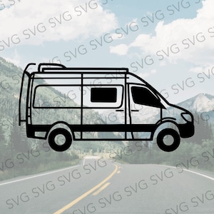 Puede incluir: Un dibujo en blanco y negro de una furgoneta camper con un portaequipajes en el techo. La furgoneta está conduciendo por una carretera con una cordillera de montañas en el fondo.