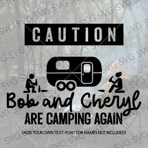 Könnte beinhalten: Schwarz-weiße Grafik zum Thema Camping mit dem Wort "CAUTION" über einer Wohnwagen-Illustration. Darunter steht der Text "Bob and Cheryl ARE CAMPING AGAIN". Enthält Strichmännchen und den Text "(ADD YOUR OWN TEXT-FONT FOR NAMES NOT INCLUDED)".