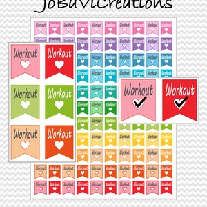 Puede incluir: Una hoja de pegatinas para planificador con la palabra "Workout" en diseños de banner. Las pegatinas son de varios colores, incluyendo rosa, rojo, verde y naranja, con corazones blancos y marcas de verificación.