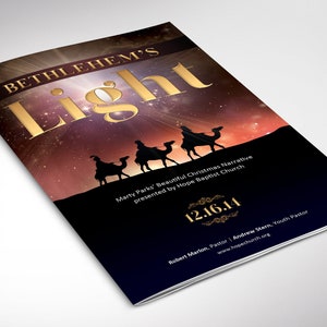Peut inclure: Une brochure de programme bleu foncé avec des lettres dorées qui lisent "BETHLEHEM'S Light" et "Marty Parks' Beautiful Christmas Narrative presented by Hope Baptist Church". La date "12.16.14" est imprimée en or avec une bordure décorative. L'image présente un ciel nocturne étoilé avec trois silhouettes de personnes à dos de chameau.