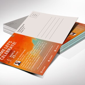 K&ouml;nnte beinhalten: Eine Postkarte mit einer Einladung zu einem Gottesdienst am 25. M&auml;rz um 10:00 Uhr. Die Postkarte zeigt einen bunten abstrakten Hintergrund mit dem Text "Come Let's Celebrate!" und ein Foto des Pastors, Rev. Michael Barley. Der Text enth&auml;lt den Namen der Kirche, die Adresse und die Website.