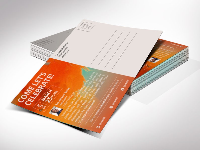 K&ouml;nnte beinhalten: Eine Postkarte mit einer Einladung zu einem Gottesdienst am 25. M&auml;rz um 10:00 Uhr. Die Postkarte zeigt einen bunten abstrakten Hintergrund mit dem Text "Come Let's Celebrate!" und ein Foto des Pastors, Rev. Michael Barley. Der Text enth&auml;lt den Namen der Kirche, die Adresse und die Website.