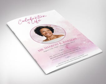 Può includere: Un programma funebre piegato con sfondo ad acquerello rosa, il testo Celebration of Life e un ritratto circolare di una persona sorridente. Il documento include il nome MR. SHARON E. PARSON, le date e i dettagli della cerimonia.