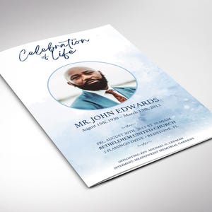 Pode incluir: Um programa funerário dobrado intitulado Celebration of Life com um retrato circular de um homem de terno. O design inclui detalhes em aquarela azul, o nome Mr. John Edwards, datas e detalhes do serviço na Bethelehem United Church.