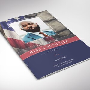 Puede incluir: Un programa funerario azul y rojo con una foto de un hombre con traje. El programa incluye el texto "In Loving Memory of MARK A. REYNOLDS 1977-2010" y "April 5, 2018 Calvary Methodist Church Manaon, California."